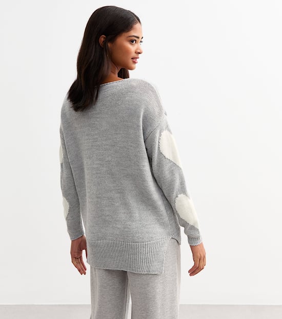 Grauer Pullover mit V-Ausschnitt und übergroßem Herzmuster - Image 4