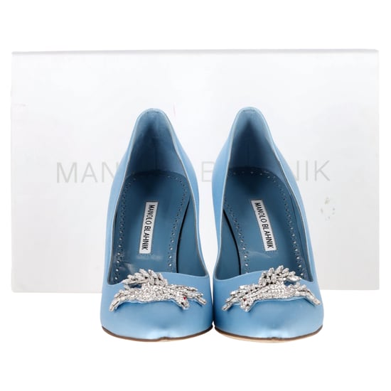 Manolo Blahnik Palos 90 mm Pumps mit Strass-Vogel aus hellblauem Satin - Image 2