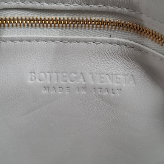Bottega Veneta Gepolsterte Kassetten-Umhängetasche aus weißem Leder - Image 6