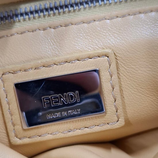 Fendi Mini Peekaboo Shearling Handtasche aus gelbem Schaffell - Image 5