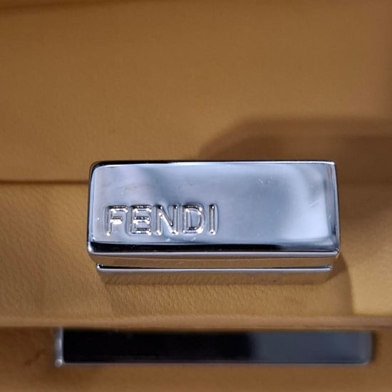 Fendi Mini Peekaboo Shearling Handtasche aus gelbem Schaffell - Image 6