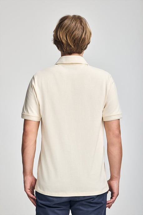 Kurzärmliges Poloshirt beige mit drei Knöpfen und Rigby Go Logo - Image 2