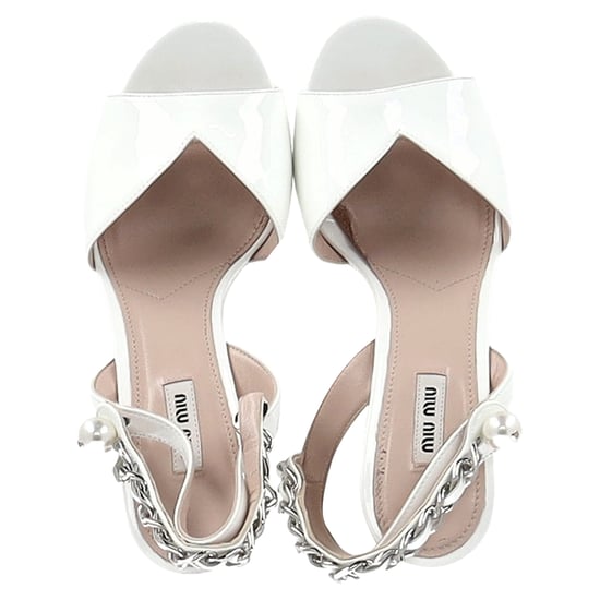 Miu Miu Plateau-Sandalen mit Knöchelriemen aus weißem Lackleder - Image 3