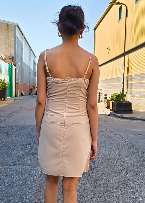 Beige Großes gewebtes Minikleid mit Plisseedetails - Image 4