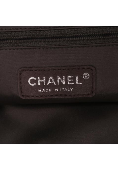 Perforierte Tasche aus zerknistertem Metallic-Leder mit Kettengliederriemen - Image 5