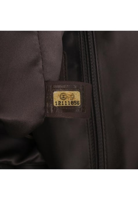 Perforierte Tasche aus zerknistertem Metallic-Leder mit Kettengliederriemen - Image 6