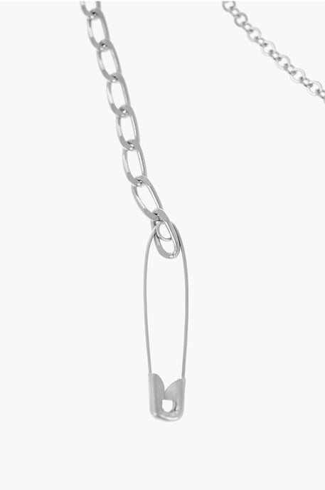 MM6 Pins mit Sicherheitsnadeln und Kettendesign in Silber - Image 3