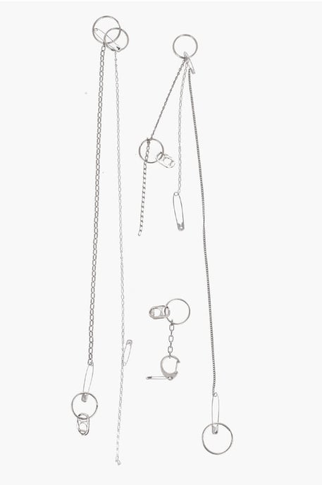 MM6 Pins mit Sicherheitsnadeln und Kettendesign in Silber - Image 1