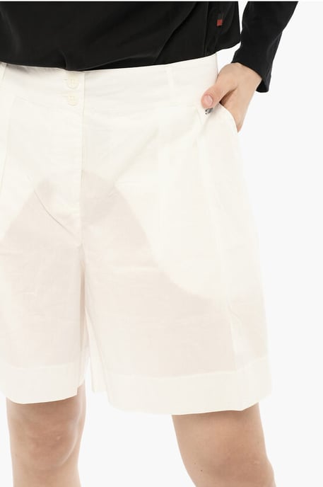 Doppelt plissierte Shorts mit Gürtelschlaufen in Weiß - Image 3