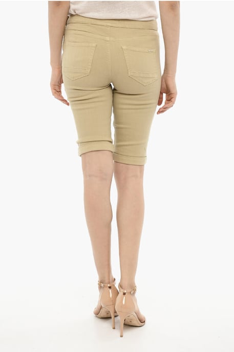 Shorts mit Bündchensaum und goldenem Verschluss in Beige - Image 2