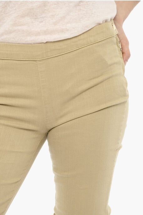Shorts mit Bündchensaum und goldenem Verschluss in Beige - Image 3