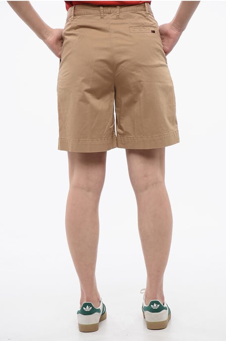 Doppelt plissierte Shorts aus Stretch-Baumwolle mit Gürtelschlaufen in Beige - Image 2