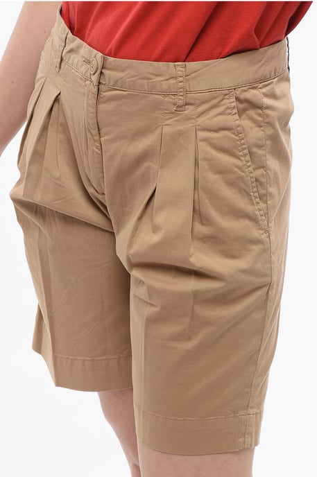 Doppelt plissierte Shorts aus Stretch-Baumwolle mit Gürtelschlaufen in Beige - Image 3