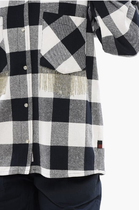 Kariertes Hemd aus Baumwollmischung mit Fransendetails in Schwarz und Weiß - Image 3