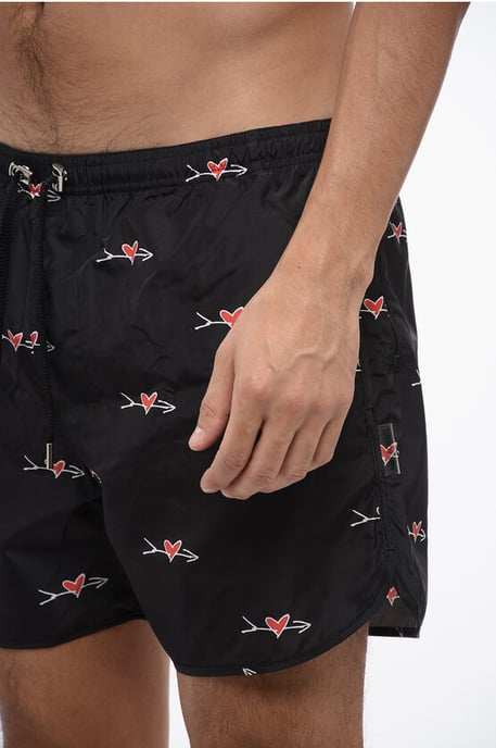 Bedruckte ALL-OVER CUPID Badeshorts in Nero, Rosso - Image 3