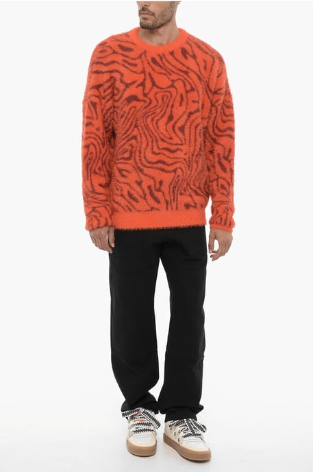 Flauschiger Pullover mit Rundhalsausschnitt in Arancio, Burgund - Image 4