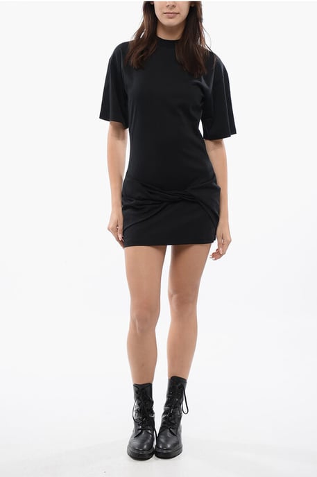 SMALL ARROW T-Shirt-Kleid mit Knoten vorne in Schwarz - Image 1