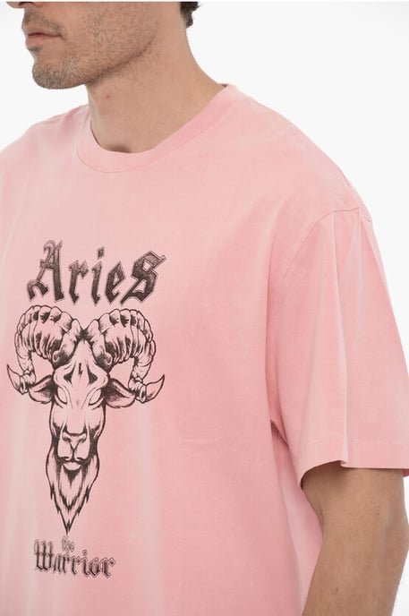 Bedrucktes ARIES THE WARRIOR Rundhals-T-Shirt in Rosa - Image 3