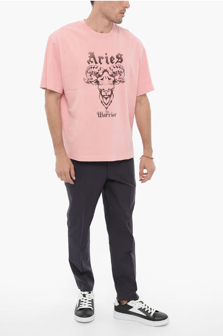 Bedrucktes ARIES THE WARRIOR Rundhals-T-Shirt in Rosa - Image 4