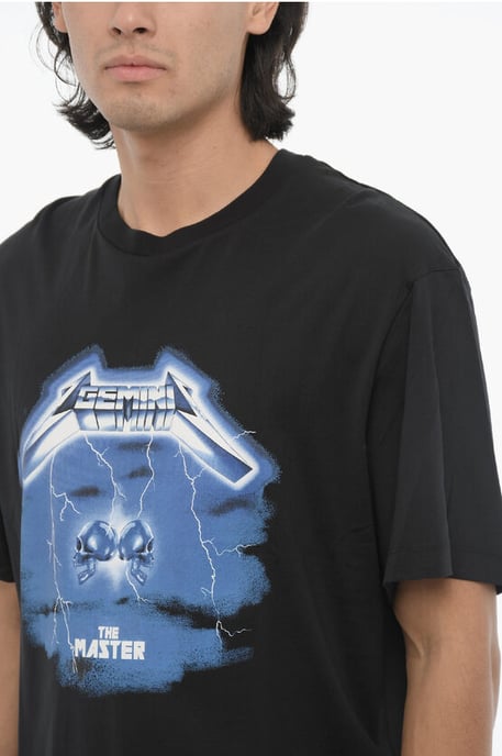Slim Fit ROCK BAND ZODIAC GEMINI Rundhals-T-Shirt mit Drop in Schwarz - Image 3
