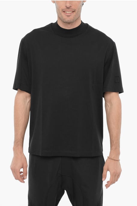 Slim Fit Rundhals-T-Shirt mit Nieten in Schwarz - Image 1