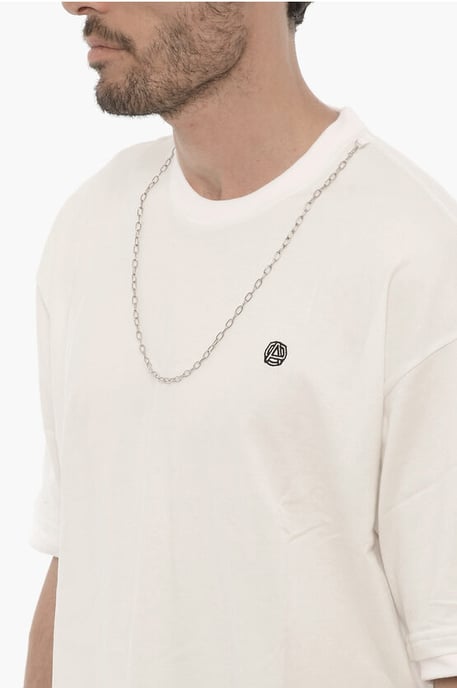 T-Shirt mit Rundhalsausschnitt, abnehmbarer Kette und Logo-Stickerei in Weiß - Image 3