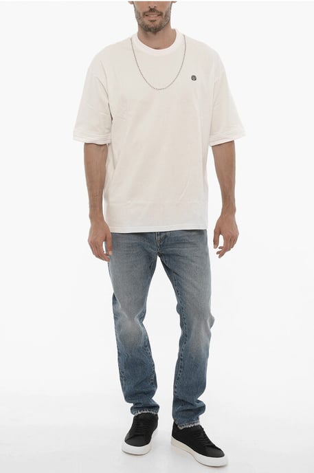 T-Shirt mit Rundhalsausschnitt, abnehmbarer Kette und Logo-Stickerei in Weiß - Image 4
