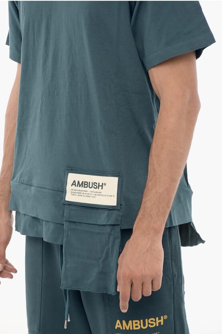 Einfarbiges Rundhals-T-Shirt mit Tasche in Blau - Image 3