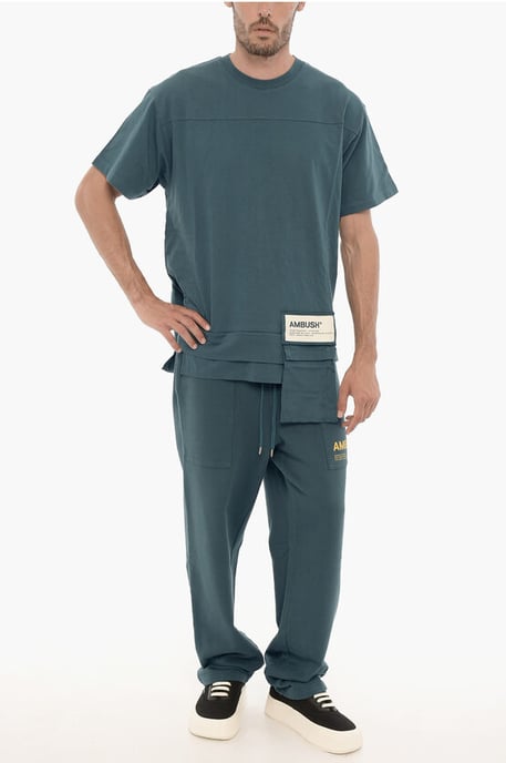 Einfarbiges Rundhals-T-Shirt mit Tasche in Blau - Image 4