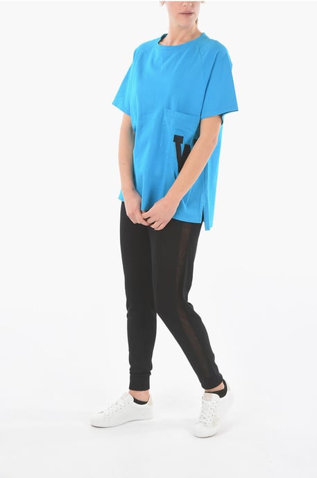 Maxi-T-Shirt mit Rundhalsausschnitt und aufgesetztem Monogramm in Blau - Image 4