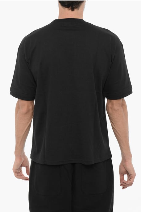 Einfarbiges Rundhals-T-Shirt mit silberfarbener Kette in Schwarz - Image 2