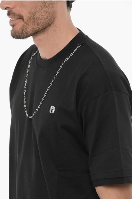 Einfarbiges Rundhals-T-Shirt mit silberfarbener Kette in Schwarz - Image 3