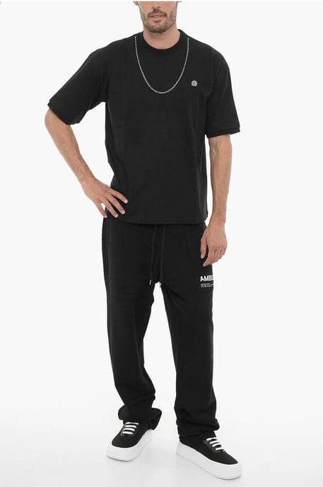 Einfarbiges Rundhals-T-Shirt mit silberfarbener Kette in Schwarz - Image 4