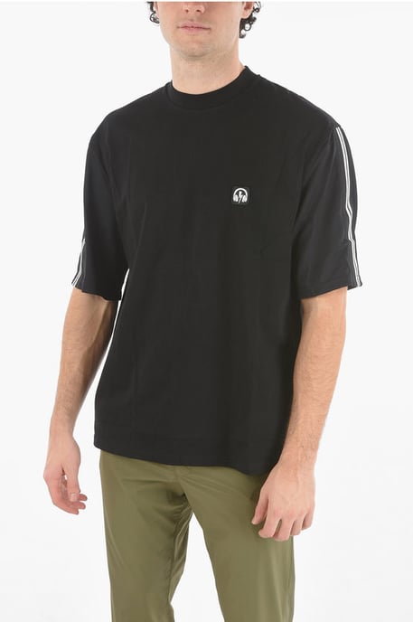Kontrastierendes Band MUSIC BOLT VARSITY T-Shirt in Schwarz - Image 1