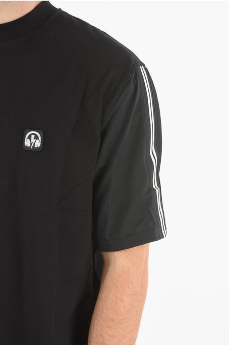 Kontrastierendes Band MUSIC BOLT VARSITY T-Shirt in Schwarz - Image 3
