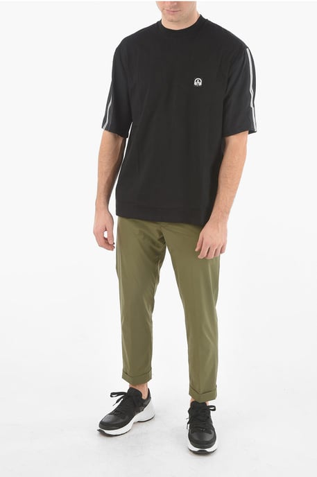 Kontrastierendes Band MUSIC BOLT VARSITY T-Shirt in Schwarz - Image 4