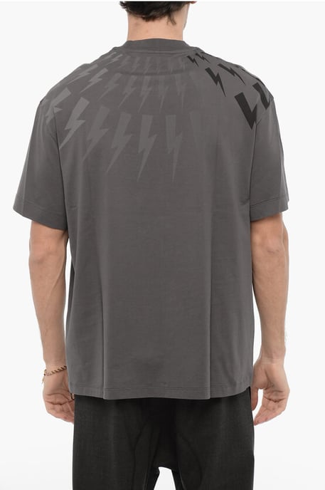 Easy Fit T-Shirt mit Rundhalsausschnitt und Ton-in-Ton-Print in Grau - Image 2