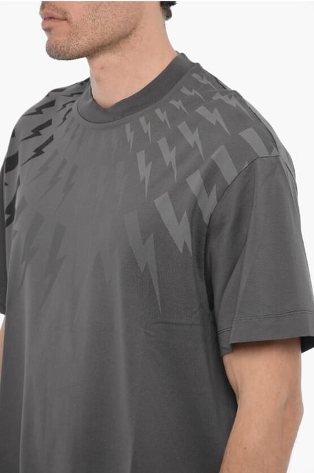 Easy Fit T-Shirt mit Rundhalsausschnitt und Ton-in-Ton-Print in Grau - Image 3
