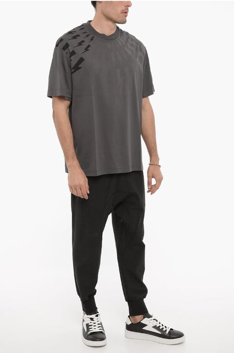 Easy Fit T-Shirt mit Rundhalsausschnitt und Ton-in-Ton-Print in Grau - Image 4