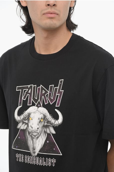 Slim Fit bedrucktes ROCK BAND ZODIAC TAURUS T-Shirt mit Rundhalsausschnitt in Schwarz - Image 3