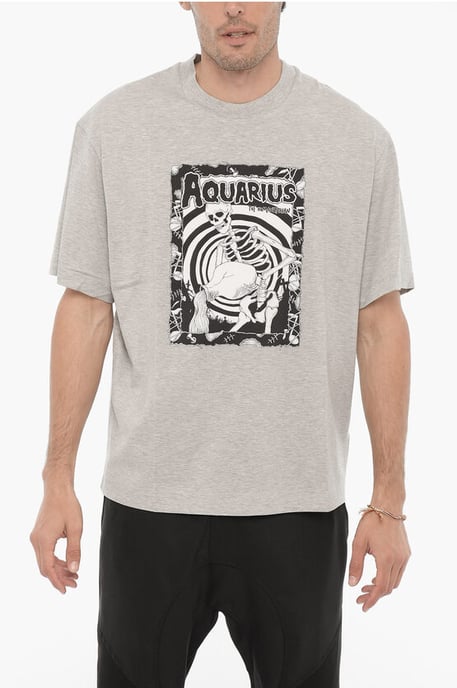 Bedrucktes AQUARIUS THE HUMANITARIAN T-Shirt mit Rundhalsausschnitt in Grau - Image 1