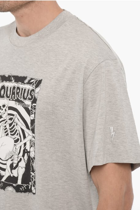 Bedrucktes AQUARIUS THE HUMANITARIAN T-Shirt mit Rundhalsausschnitt in Grau - Image 3
