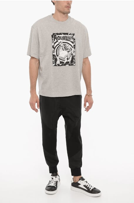 Bedrucktes AQUARIUS THE HUMANITARIAN T-Shirt mit Rundhalsausschnitt in Grau - Image 4