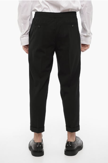 Schmal geschnittene Freizeithose mit Bündchen am Saum in Schwarz - Image 2