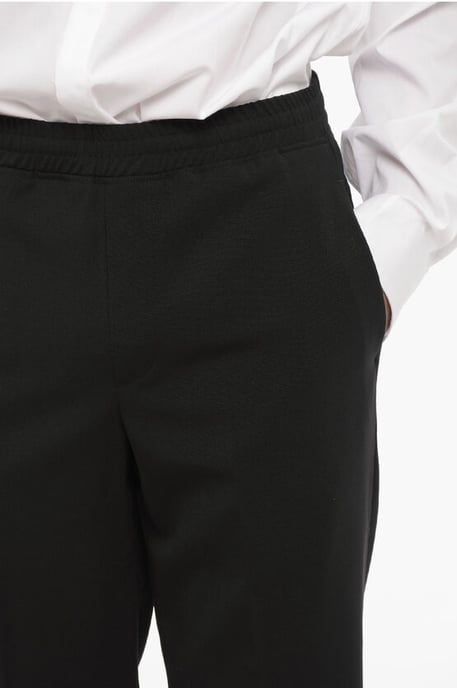 Schmal geschnittene Freizeithose mit Bündchen am Saum in Schwarz - Image 3
