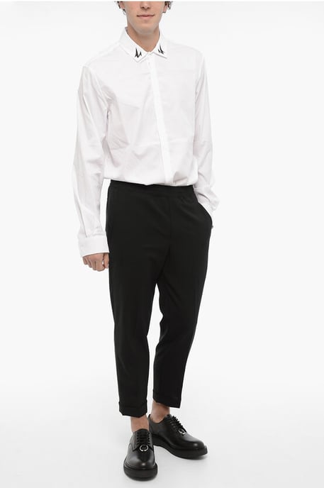 Schmal geschnittene Freizeithose mit Bündchen am Saum in Schwarz - Image 4
