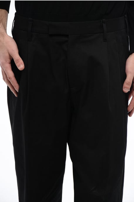 Doppelt plissierte MICK Stretch-Baumwollhose in Schwarz - Image 3