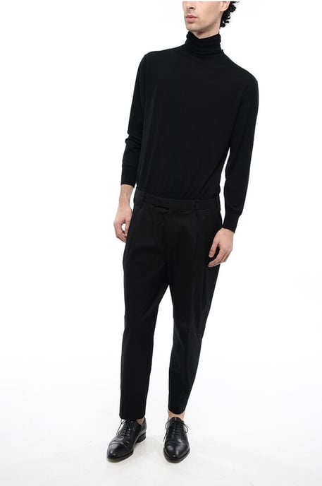 Doppelt plissierte MICK Stretch-Baumwollhose in Schwarz - Image 4