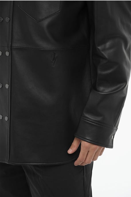 Overshirt aus Leder und Baumwolle mit Knopfleiste vorne in Schwarz - Image 4