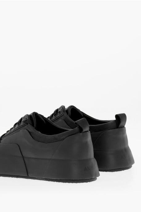 Einfarbige Low-Top-Sneakers aus Leder und Gummi in Schwarz - Image 2